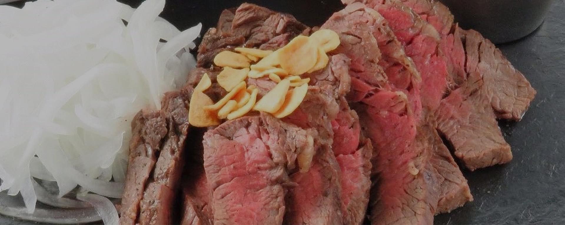 広島のうまいを、一日中。昼は汁なし担担麺、夜は鉄板焼きと広島風お好み焼き。地元の味を、できたてで。