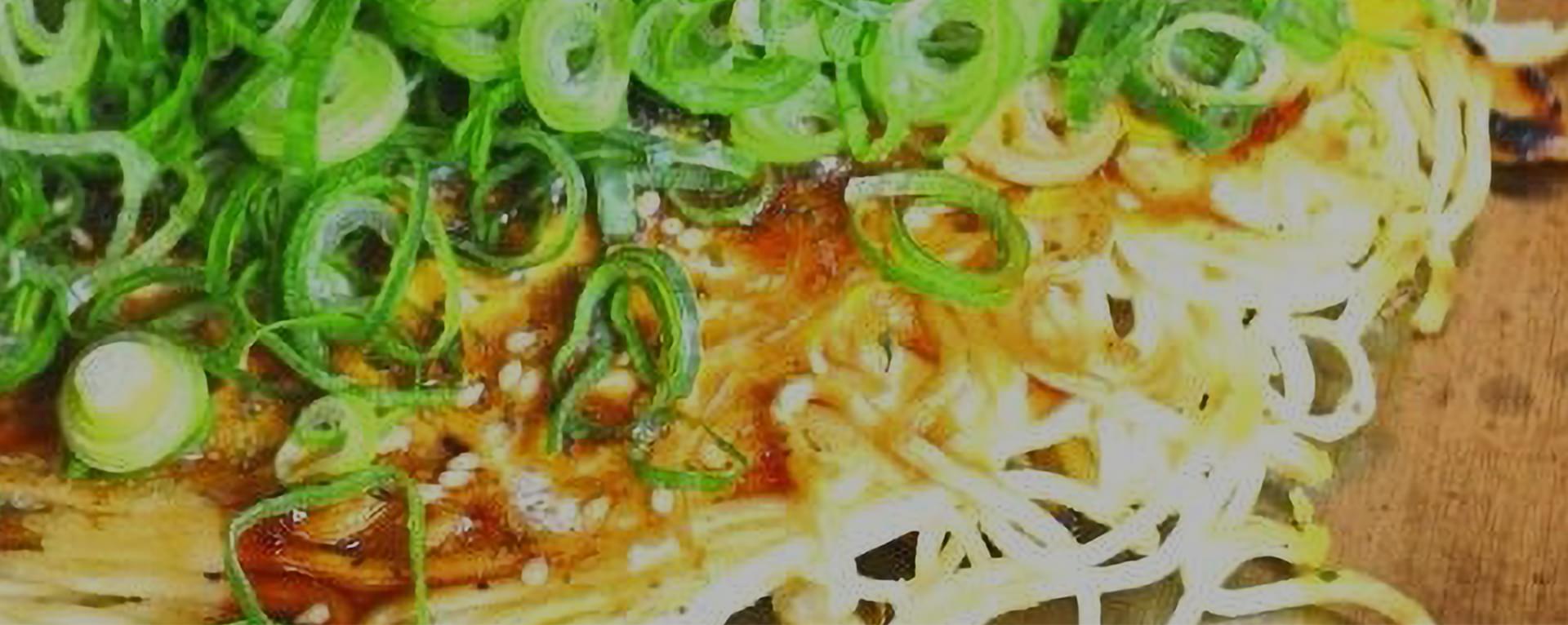 広島のうまいを、一日中。昼は汁なし担担麺、夜は鉄板焼きと広島風お好み焼き。地元の味を、できたてで。