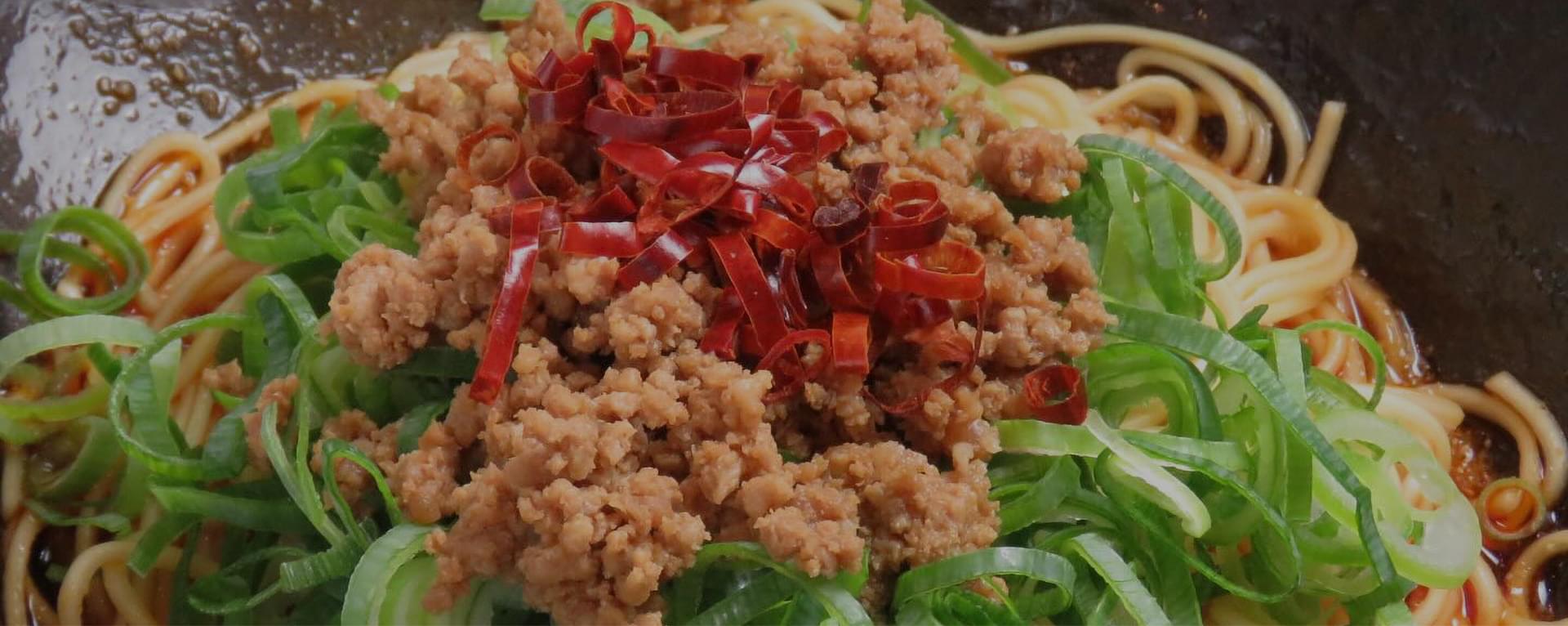 広島のうまいを、一日中。昼は汁なし担担麺、夜は鉄板焼きと広島風お好み焼き。地元の味を、できたてで。