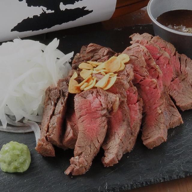 広島のうまいを、一日中。昼は汁なし担担麺、夜は鉄板焼きと広島風お好み焼き。地元の味を、できたてで。