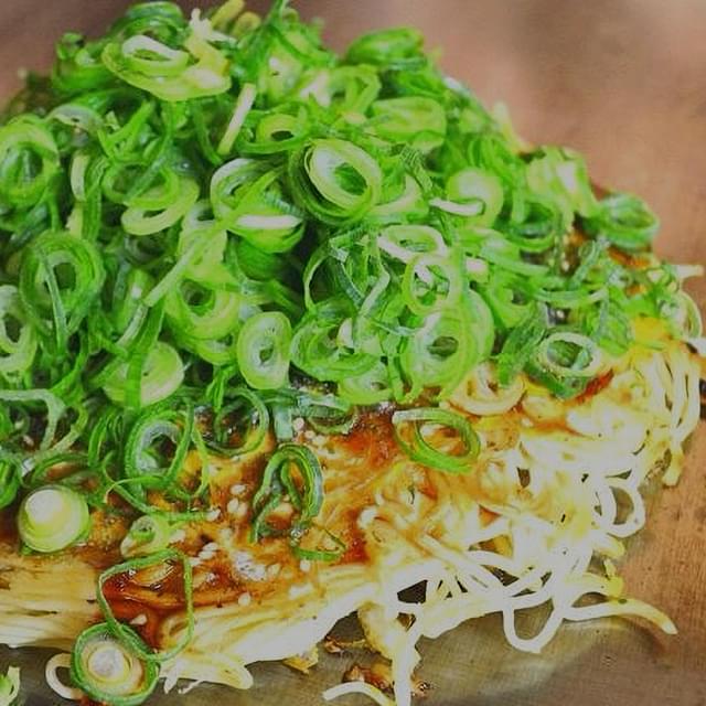 広島のうまいを、一日中。昼は汁なし担担麺、夜は鉄板焼きと広島風お好み焼き。地元の味を、できたてで。